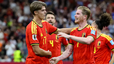De Bruyne (phải)....